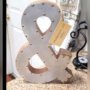 Accent decor piece '&'